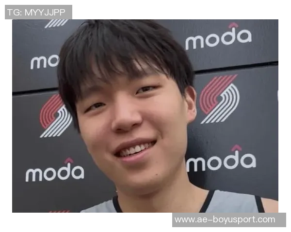 杨瀚森背粉色小书包启程湾区NBA首秀即将开启